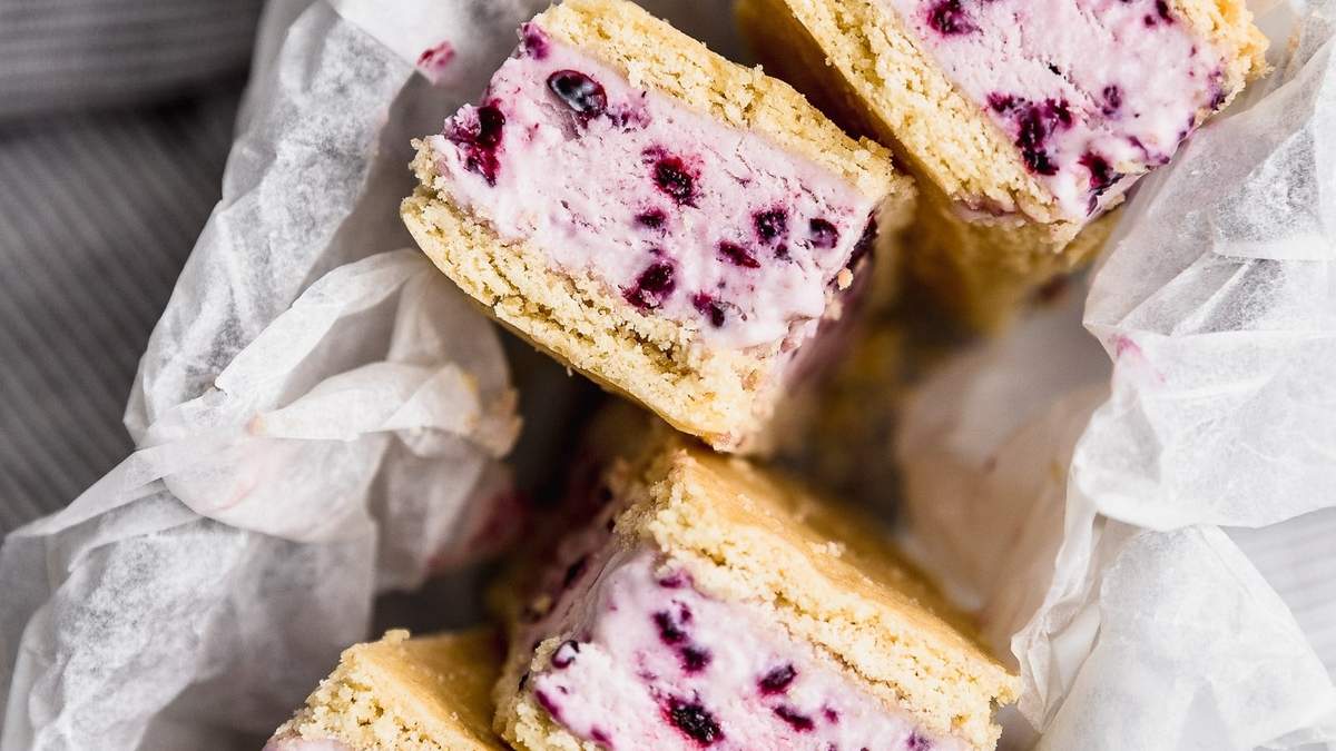 Alfajor helado de frutilla. Fuente: (Instagram)