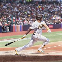 Padres barren a Gigantes en México al ganar 6-4