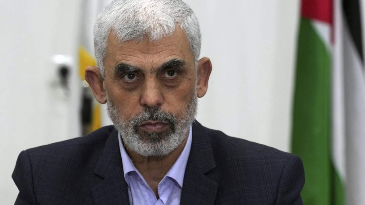 En esta imagen de archivo, Yahya Sinwar, líder de Hamás en Gaza, preside una reunión con líderes de facciones palestinas en su oficina en la Ciudad de Gaza