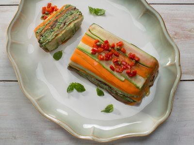 Dale una vuelta a tu cena del finde con esta terrina de verduras tricolor: una receta sana, rica y saludable