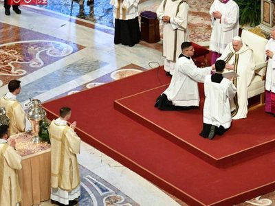 Papa Francisco preside la misa de Jueves Santo en el Vaticano