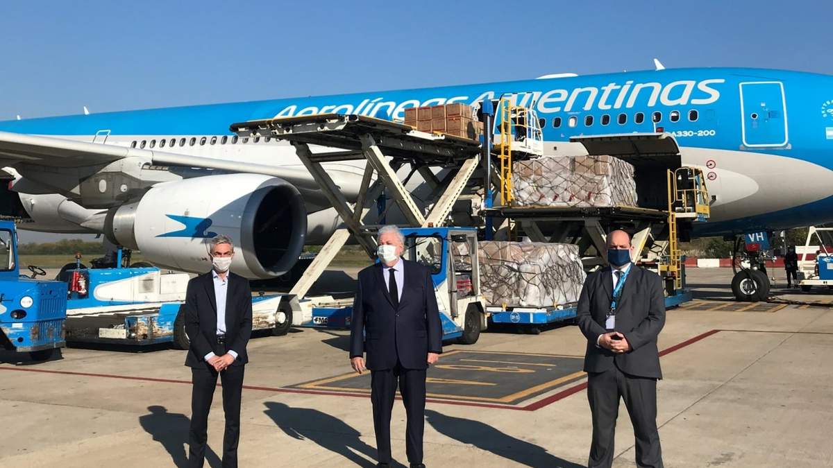 El ministro de Transporte, Mario Meoni, y su par de Salud, Ginés González García, en Aerolíneas Argentinas. Fuente: (Twitter)