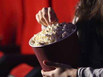 Si saliste al cine, no tires el balde de pochoclos: así lo podés reutilizar en casa muy fácilmente