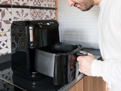 El truco casero para limpiar a fondo tu freidora de aire para que dure más y quede como recién estrenada