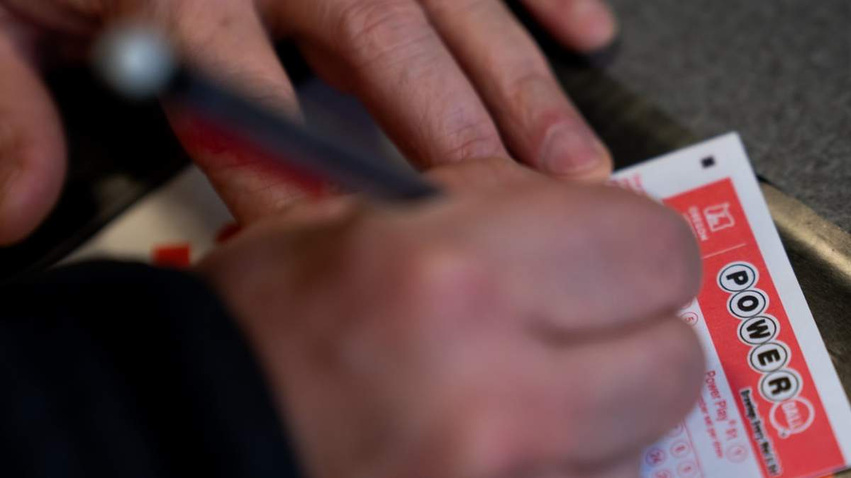 Una persona rellena un boleto de lotería el lunes 22 de diciembre de 2025 en Portland, Oregon