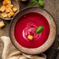 No tires las cáscaras y tallos de la remolacha, hacé esta sopa que es un 10 para los días de frío