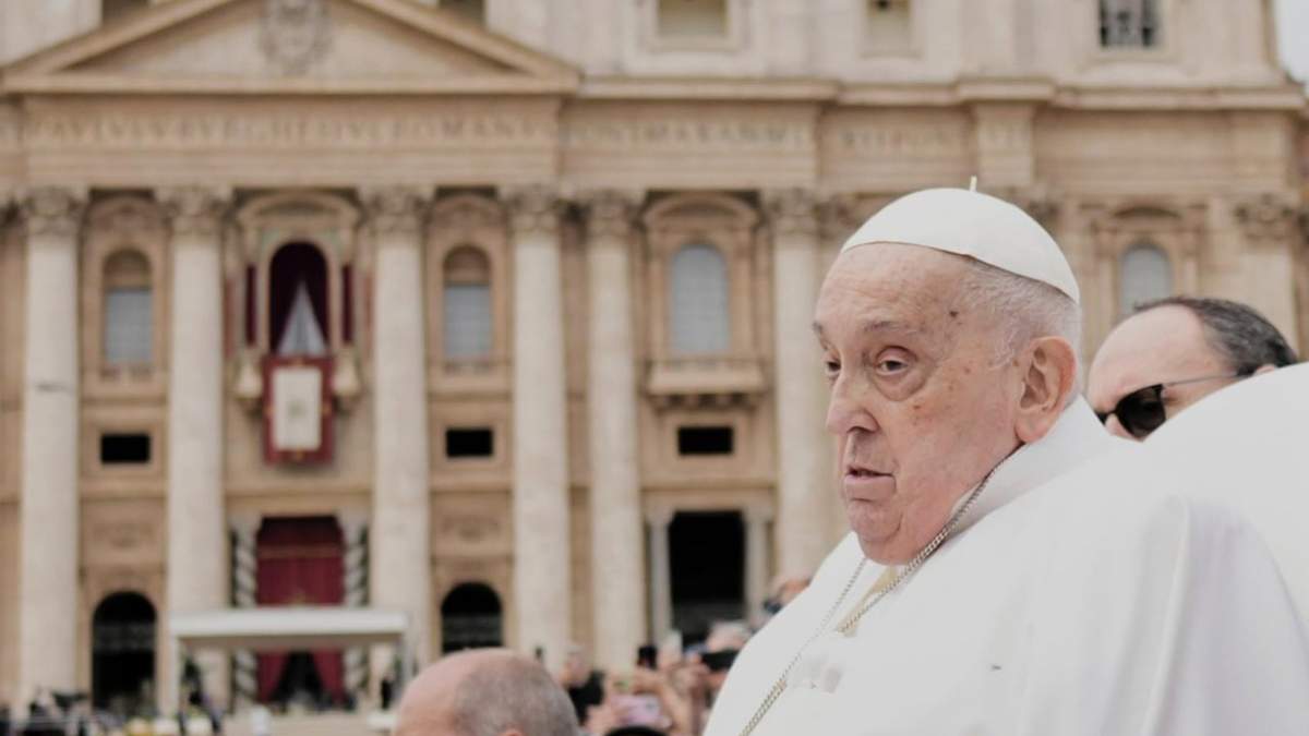El Papa Francisco recorre la Plaza de Adán Pedro, a bordo de un vehículo después  de la celebrar la bendición  Urbi et Orbi , después de la misa del Domingo  de resurrección este domingo en El Vaticano
