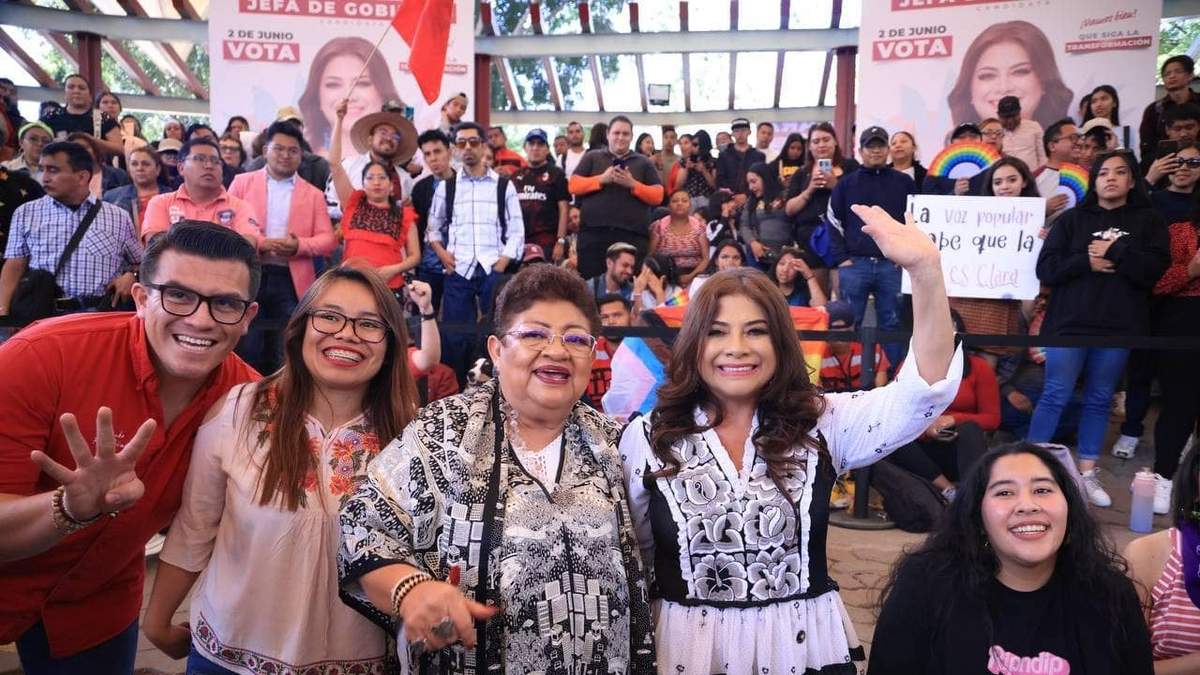 Clara Brugada y Ernestina Godoy, en el acto con jóvenes