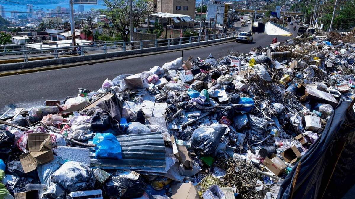 Grandes cantidades de basura se acumulan como cerros en calles y avenidas del puerto de Acapulco