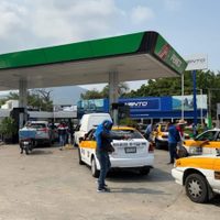 Maestros del SNTE toman gasolineras de Chiapas y regalan combustible a automovilistas