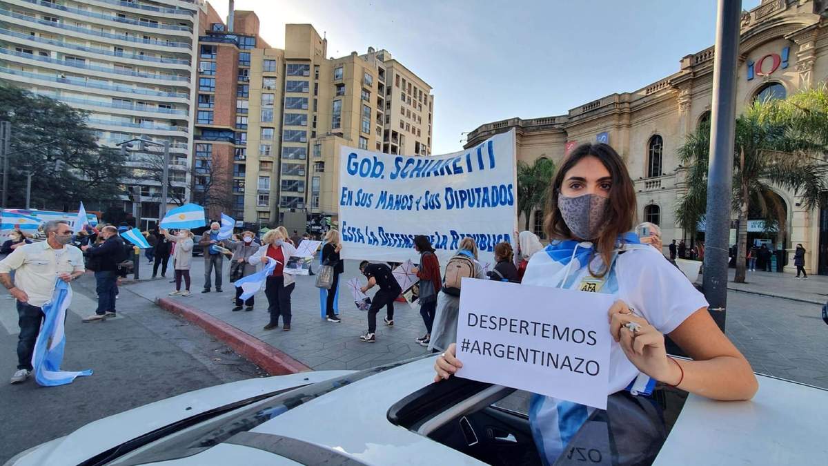 Banderazo contra las medidas restrictivas dispuestas por el Gobierno a partir de la pandemia. Fuente: (Twitter)