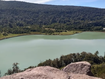 Parque Nacional Lanín: a qué se debe el cambió de color de una de sus lagunas