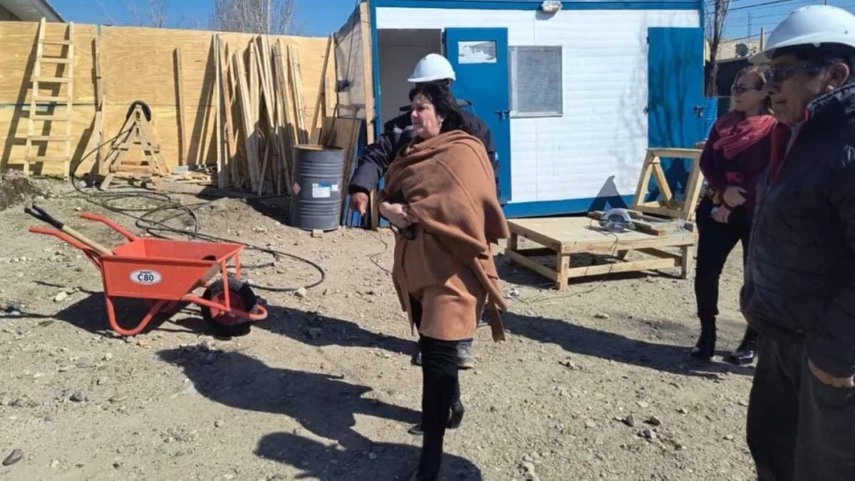 La ministra de Educación, Soledad Martínez, junto a directivos en la recorrida por el predio de la EPET N° 15. Fuente: (Gobierno de Neuquén)