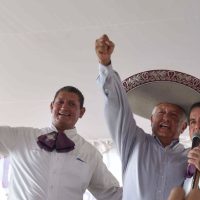 AMLO se avienta un 'palomazo” con mariachi (Video)