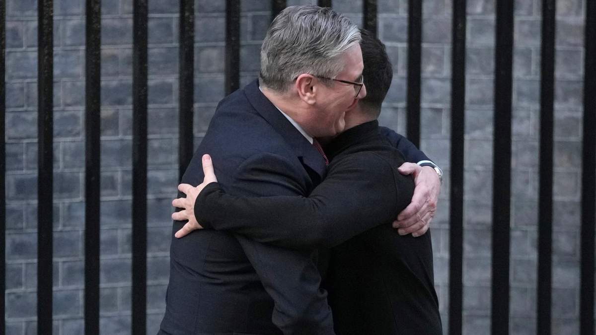 El primer ministro británico Keir Starmer abraza al presidente ucraniano Volodymyr Zelenskyy en Londres