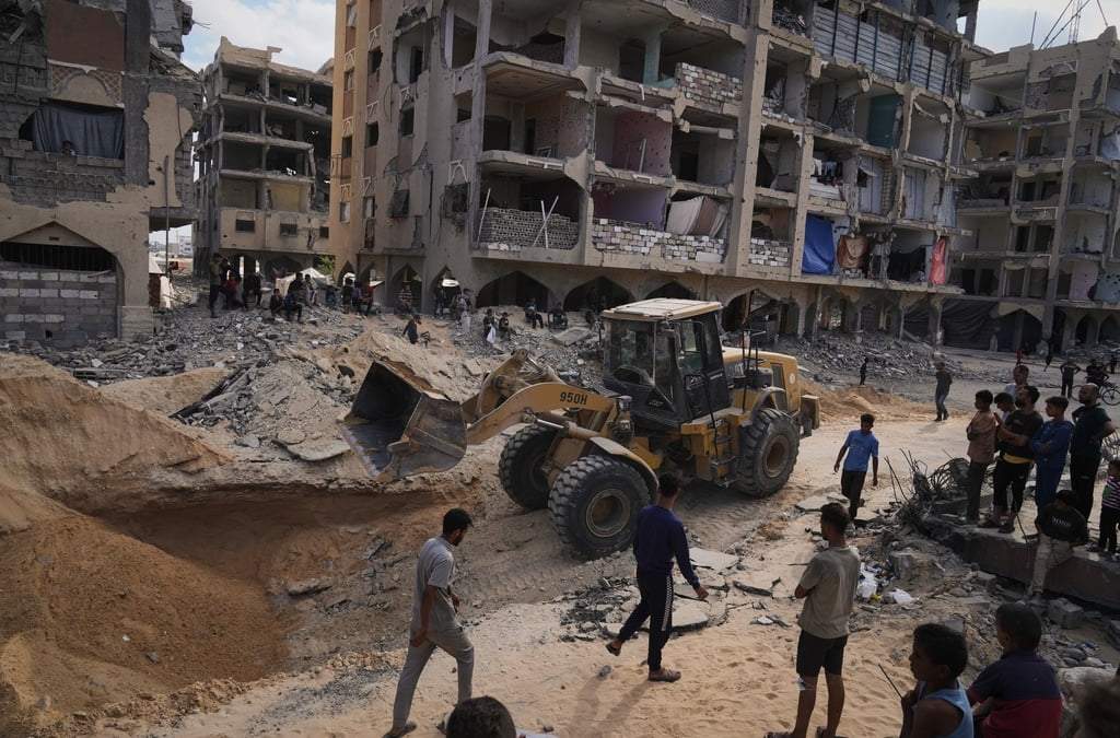 Maquinaria retira escombros en Hamad, Jan Younis, Gaza, en búsqueda de rehenes israelíes, que hayan fallecido a causa de los intensos bombardeos del Ejército de Israel contra la población civil palestina, sábado 18 de octubre de 2025