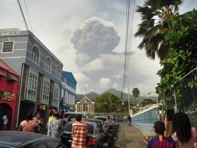 Una nueva erupción volcánica en San Vicente deja a oscuras la isla caribeña