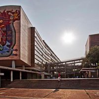 Sujeto asalta a dos mujeres en la explanada de la Facultad de Medicina de la UNAM