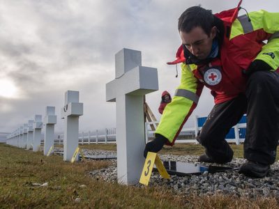 Inician las investigaciones en las Malvinas para recuperar restos de los caídos en una presunta fosa