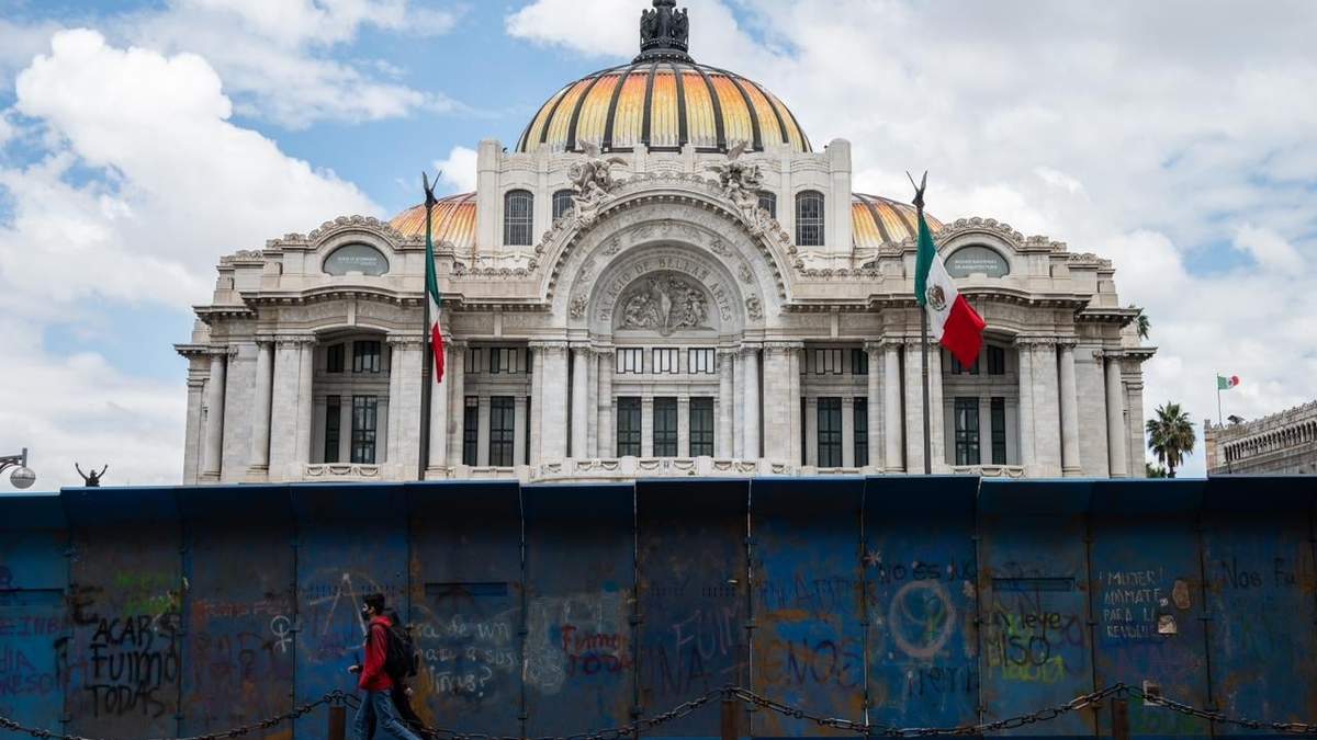 Palacio de Bellas Artes rodeado de vallas metálicas ante la marcha por la legalización del aborto