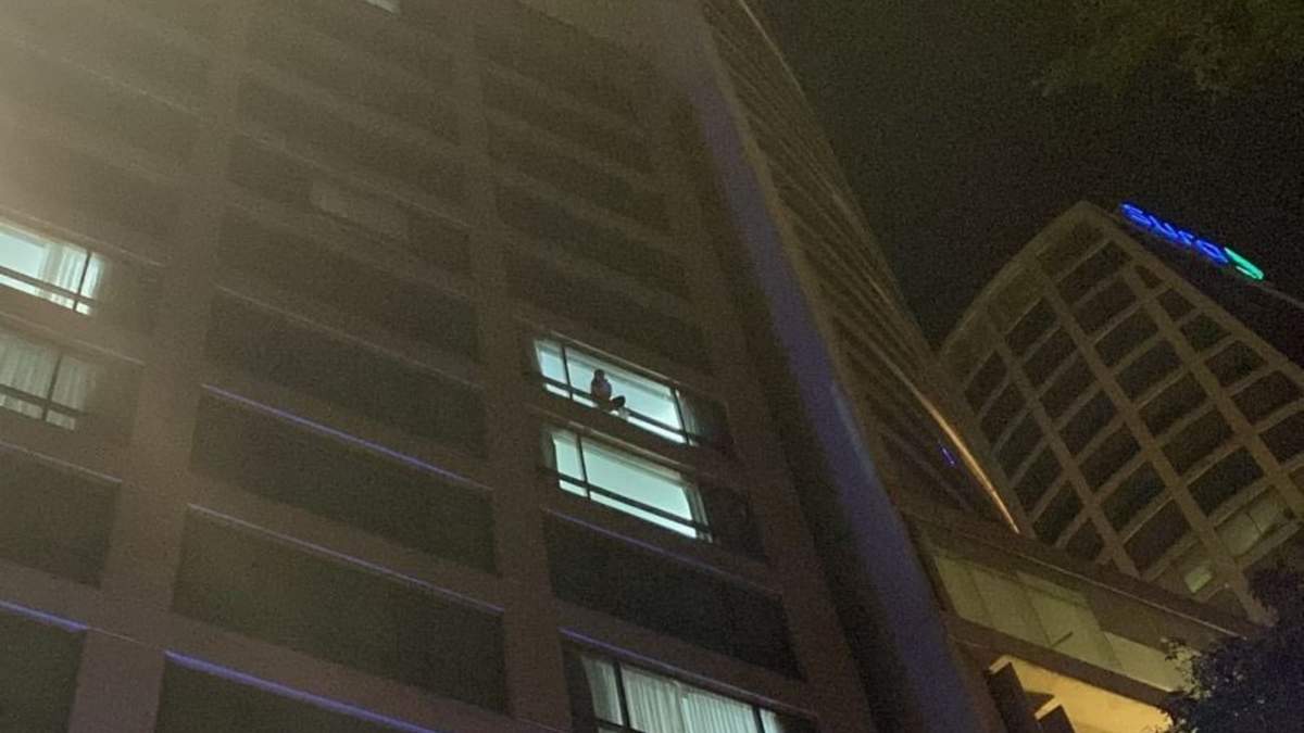 Mujer se lanza de un edificio en Reforma