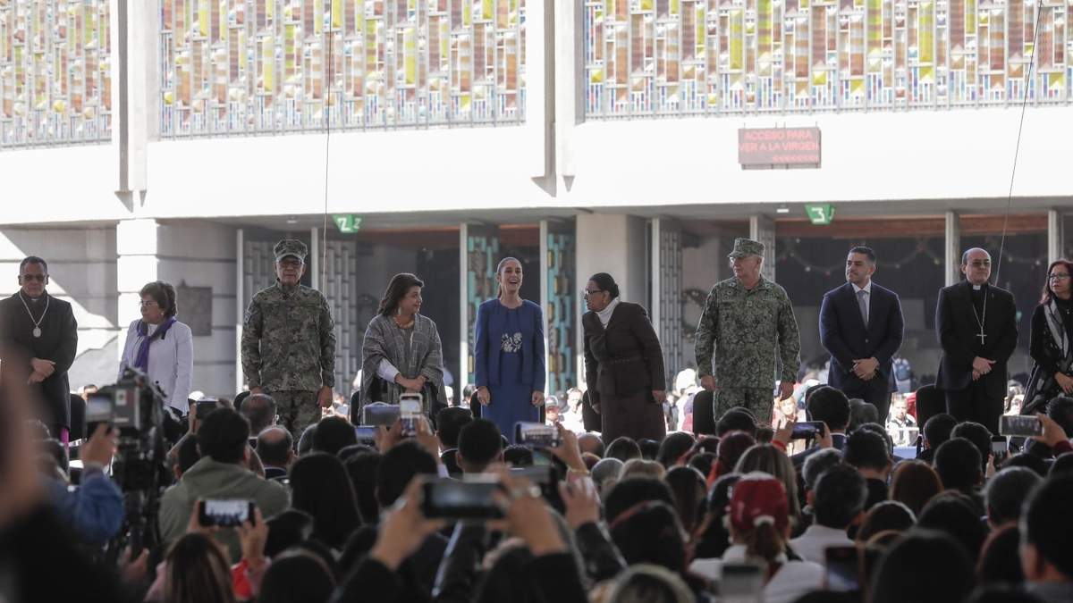 La presidenta con funcionarios de su gabinete y líderes religiosos en el atrio de la Basílica de Guadalupe