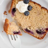 Budín "15 cucharadas" de arándanos con naranja: la tentación dulce que tenés que preparar este domingo