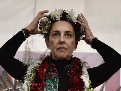 Sheinbaum camina por una fina y tensa línea tras los pasos de López Obrador: AP