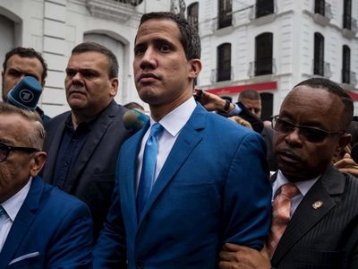 Juan Guaidó desafía a Maduro y  logró ingresar a la Asamblea Nacional junto a 100 diputados