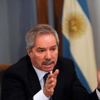 Solá apuntó contra Macri por "arrodillarse por vocación" ante los Estados Unidos