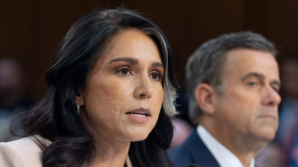 La directora de Inteligencia Nacional, Tulsi Gabbard, acompañada por el director de la CIA, John Ratcliffe, durante la audiencia en el Senado