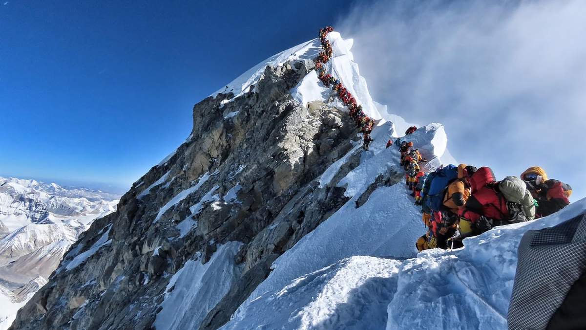 Montañistas llegan al punto más alto del planeta, el pico de Everest. Fuente: (Twitter)