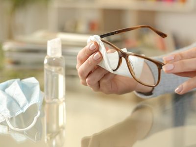 Truco de expertos: así podés limpiar los anteojos sin rayarlos