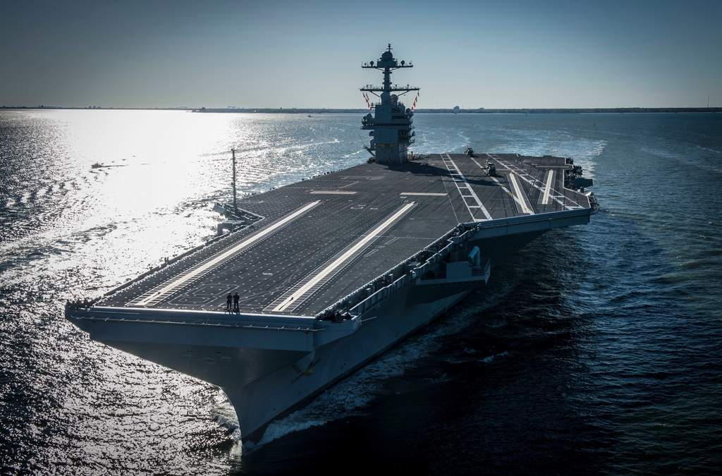 ARCHIVO - En esta foto, proporcionada por la Armada de Estados Unidos, el USS Gerald R. Ford realiza sus primeras pruebas en el mar, el 8 de abril de 2017, en Newport News, Virginia
