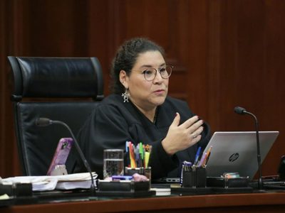 La ministra de la SCJN, Lenia Batres, presume que dejó de percibir 2 millones 915 pesos