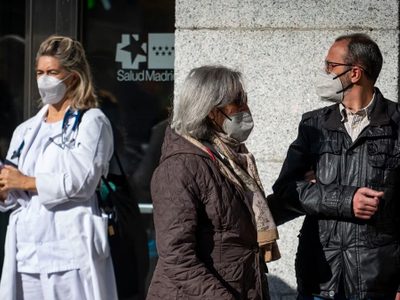 Barbijos en todos lados, guardias colapsadas en España por variante de la gripe A