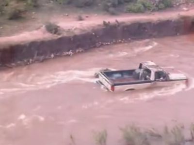 Mueren dos mujeres tras intentar cruzar en camioneta por la corriente de un río en Durango