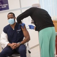 Nueva York impone la vacunación contra la covid-19 obligatoria a empleados del sector privado