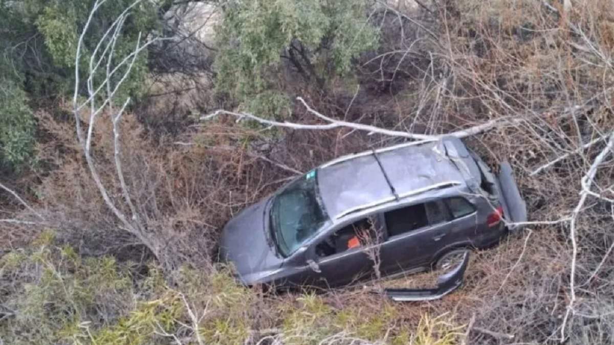 El automóvil quedó en el fondo de un barranco de unos 20 metros de profundidad. Fuente: (El Cordillerano)