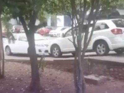 Camioneta embiste un auto para salir del CBTis 32; implican a dos maestros (Video)
