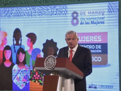 Pintas en la valla es "algo muy digno", se puso por los conservadores: AMLO