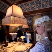 Maniquíes en un restaurante: para que el cliente no esté tan solo