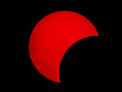 Cielo se oscurece parcialmente en parte del hemisferio norte durante primer eclipse solar del 2025