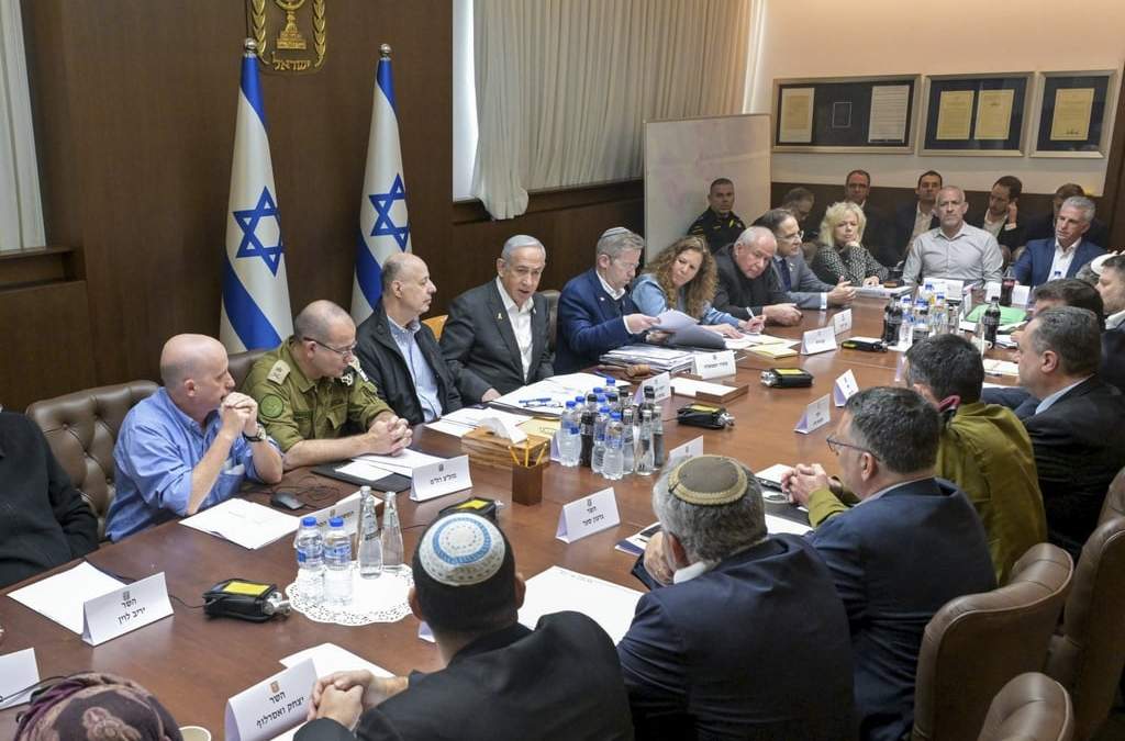 Primer ministro de Israel, Benjamin Netanyahu (al centro), reunido con su gabinete de seguridad en Jerusalén para votar sobre un acuerdo de cese al fuego en Gaza