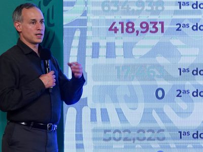 López-Gatell: la vacunación no es un "programa piloto" ni un experimento