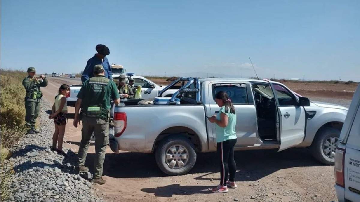 Personal del CIPPA y de Gendarmería en el operativo conjunto de control sanitario. Fuente: (Gobierno de Neuquén)