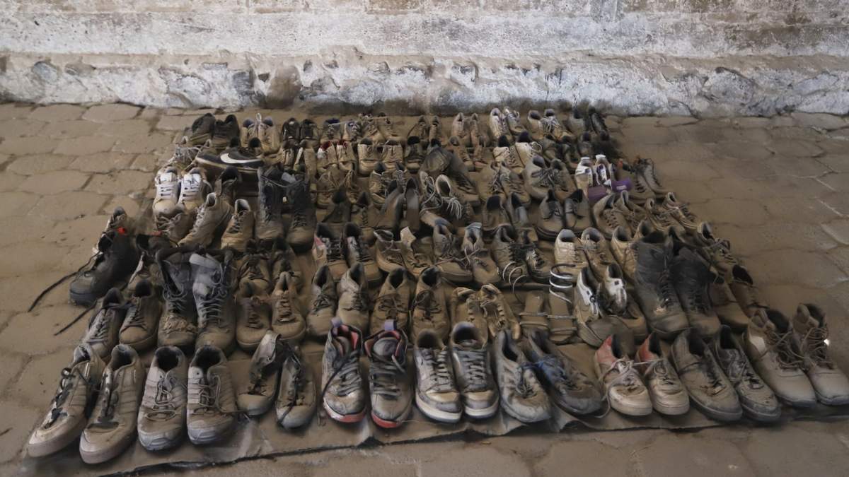 Esta fotografía, difundida por la Fiscalía General del Estado de Jalisco, muestra zapatos en el Rancho Izaguirre, donde también se hallaron restos óseos, en el municipio de Teuchitlán