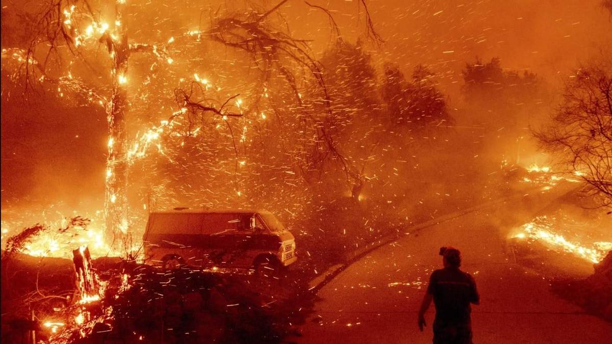 Bruce McDougal mira las brasas volar sobre su propiedad durante el incendio Bond en la población de Silverado, en Orange County, California