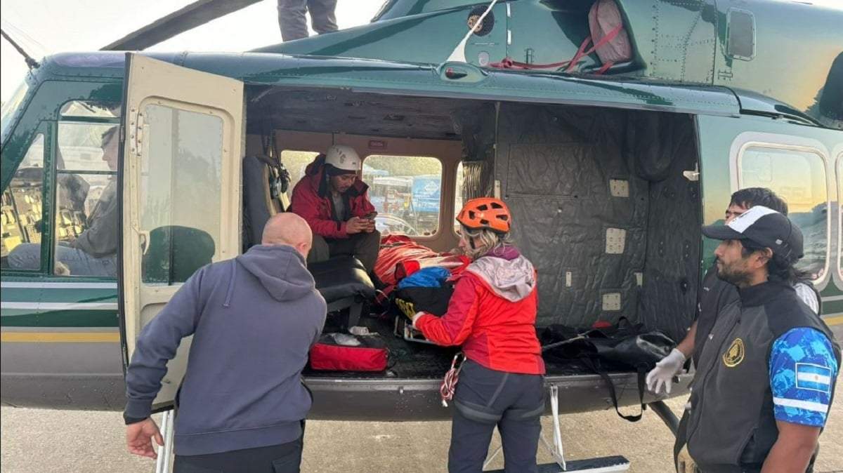Una de las personas rescatadas por guardaparques, a punto de ser trasladada al hospital. Fuente: (La Angostura Digital)