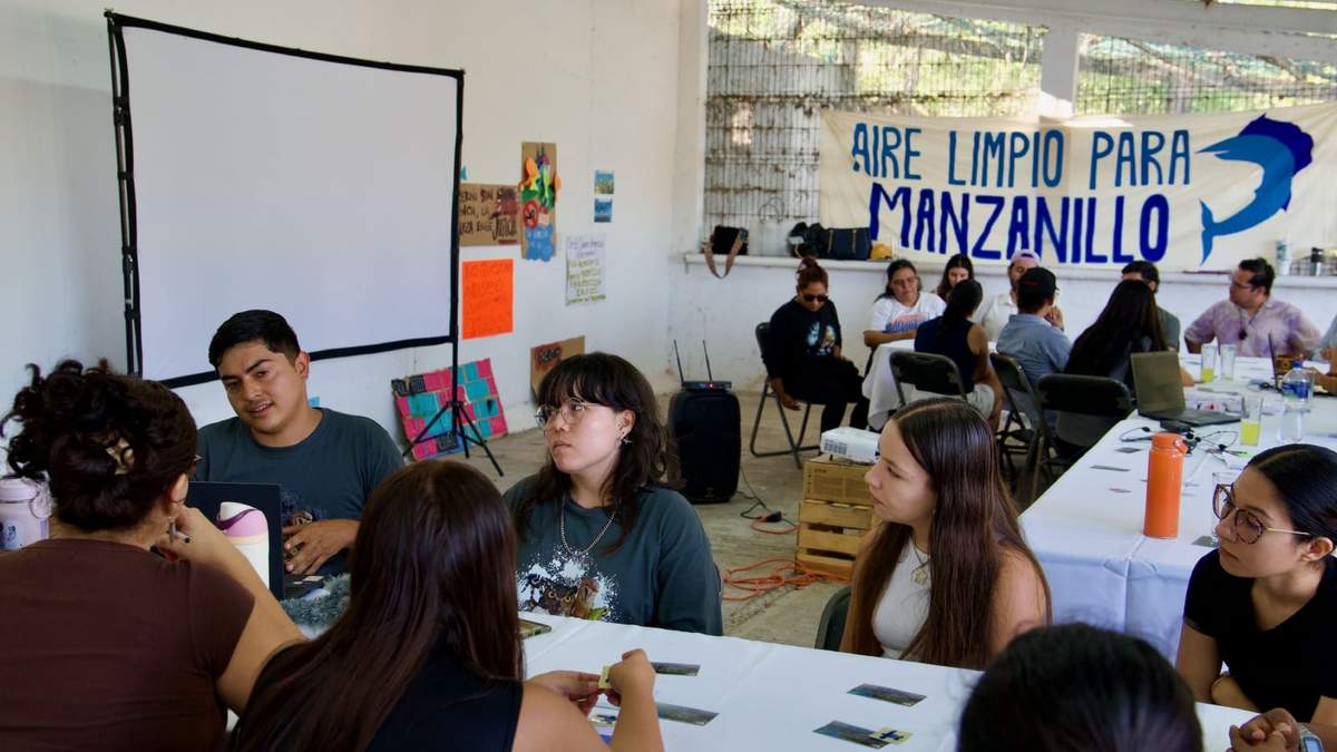 Participantes dialogan en mesas de trabajo durante el diálogo territorial